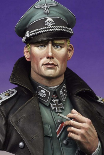 קצין חיל השריון – WAFFEN SS PANZER. עוד היבט אסתטי. הקצין הגרמני המושלם חייב לגלות את ייעודו. סמל הגולגולת על הכובע אין בו די, והוא זקוק אפוא גם בסמל על...