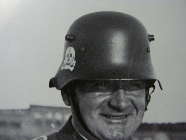 קסדת השוטר הגרמני השומר על הסדר בגטו וורשה. 1940. המסר ברור.