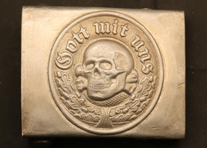 אבזם חגורה מתכתי עם גולגולת והכיתוב Gott mit uns