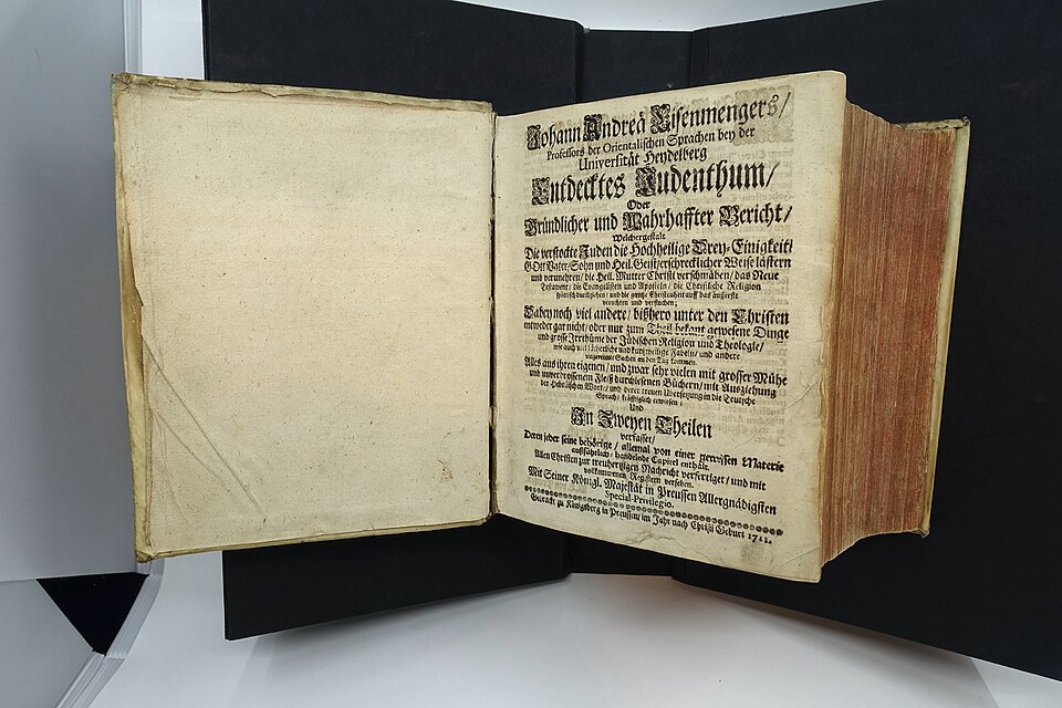 ספר עתיק פתוח בעמוד שער בגרמנית, Entdecktes Judenthum
