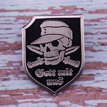 סמל גולגולת ושתי חרבות עם הכיתוב Gott mit uns